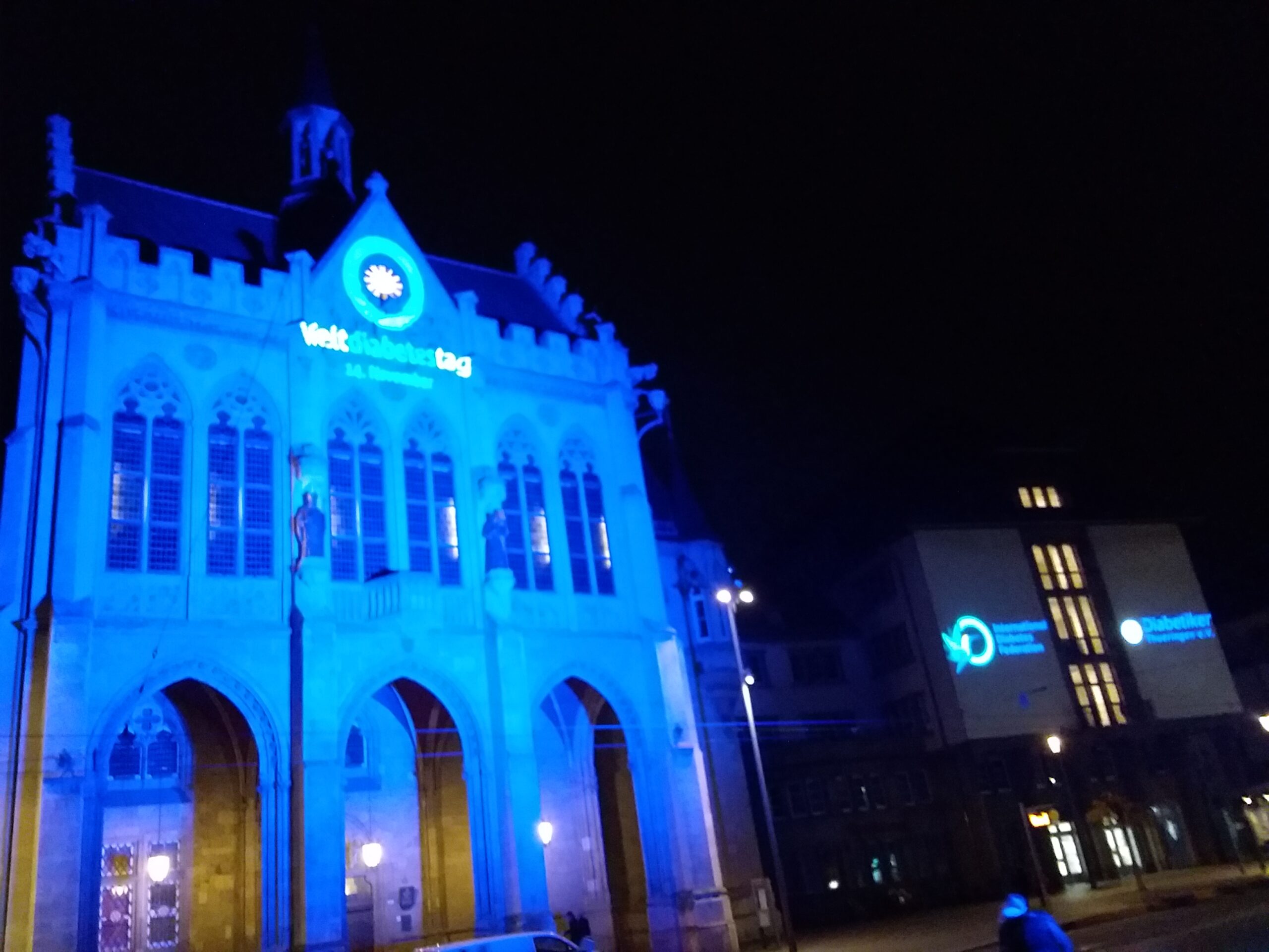 Erfurter Rathaus auf dem Fischmarkt wird angestrahlt mit dem Symbol , welches für den weltweiten Aufklärung zur Weltkrankheit Diabetes mellitus